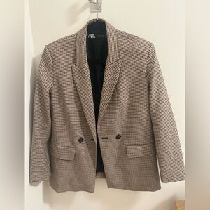Zara plaid blazer
Size small
Worn in great condition. No signs of wear